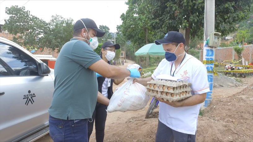 Fueron entregadas varias ayudas alimentarias.
